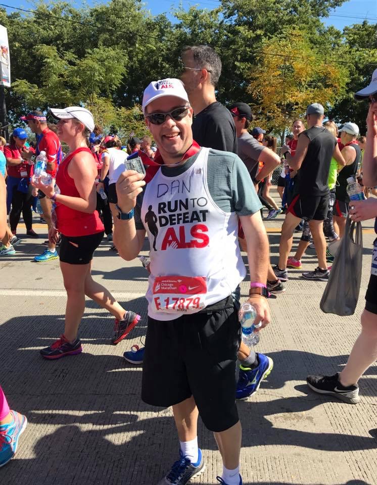 Dan Alperin at the Chicago Marathon wearing his Run to Defeat ALS charity shirt